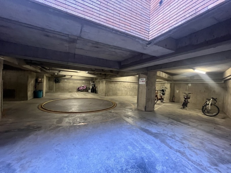 【駐車場】ターンテーブルで向きを変え、入出庫する自走式駐車場です。屋内なので、雨天時も濡れずに乗り降りでき、天候による汚れや日焼けなどからも大切なお車を守ります。
