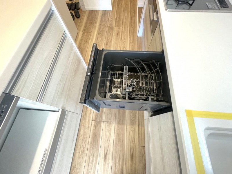クリナップのビルトインプルオープン食器洗い乾燥機が設置されています。上段のカゴが円弧状で効率良く洗浄する「サークルラック」や加熱洗浄方式の伸びるノズル噴射で隅々まで洗う「タワーウォッシャー」、水滴や水槽の臭いを軽減する「からっとキープ」、乾燥時に正面から排出される蒸気の温度を低減して排出する「ソフト排気」の蒸気モード、万一の水のトラブルにも安心な「二重止水構造」になっています。