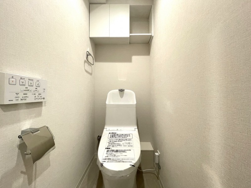 すっきりとしたデザインで清潔感があり、落ち着ける空間です。トイレもうれしいウォシュレット機能付きです。吊戸棚も設置されており、トイレットペーパーなどが収納できます。