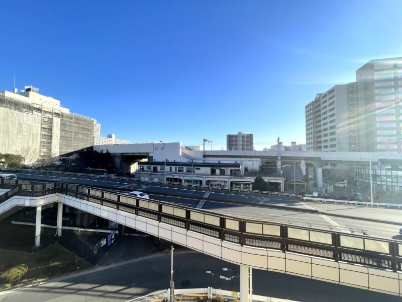 前面は道路で、周辺の建物まで距離があり、圧迫感もありません。空色の移ろいも感じられるひらけた眺望です。