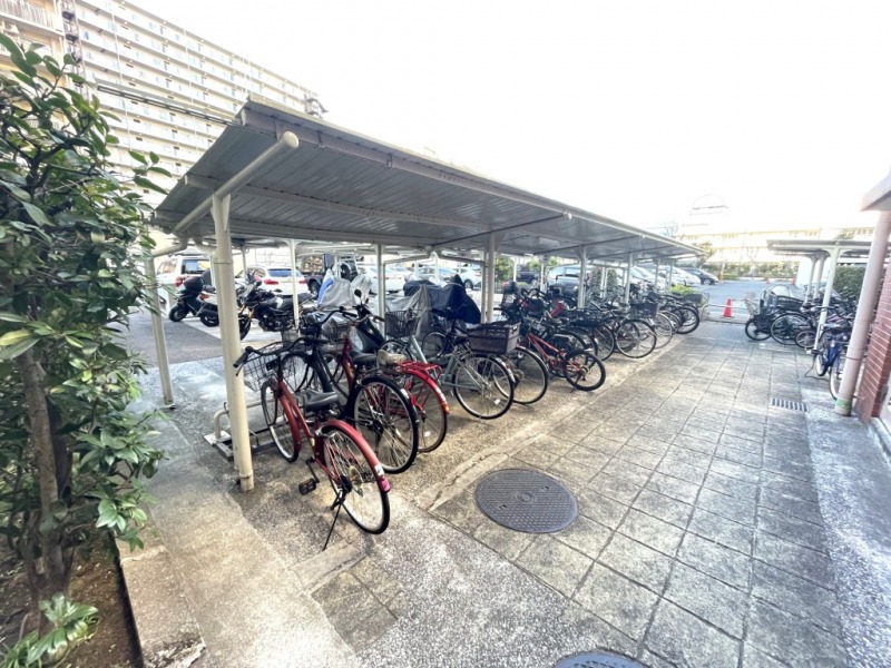敷地内にあるラック式屋根付き駐輪場は、天候による汚れや日焼けによる劣化などから自転車を守ります。