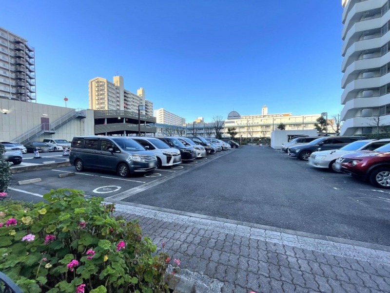 乗り降りや入出庫しやすい敷地内の平置き駐車場です。