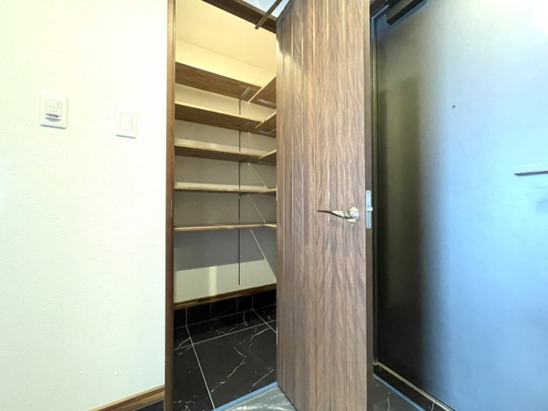 【玄関】玄関横には納戸兼シューズインクローゼットが備えてあります。