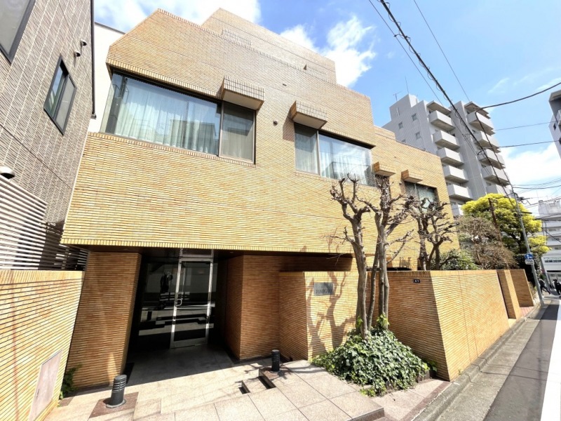 【外観】山手通りから一本入った閑静な住宅街に佇む、ブラウンのモザイクタイル張りの重厚で高級感溢れる外観です。1988年3月竣工、戸田建設施工の地上3階建て、総戸数6戸の低層レジデンスです。