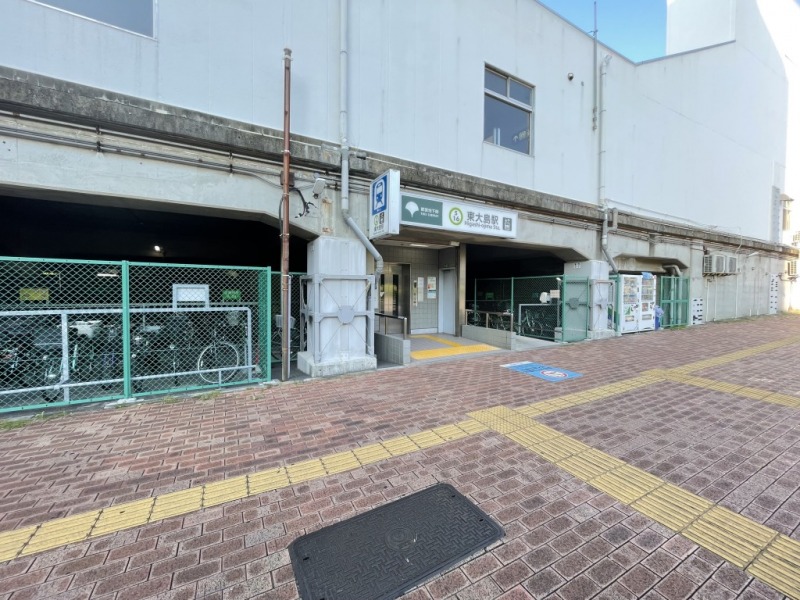 【東大島駅:徒歩3分】「東大島」駅を利用すると、「新宿」駅まで乗り換えなしで約27分、「東京」駅まで乗り換えはありますが約26分で移動でき、都心へのアクセスも良好です。「東大島」駅東側は、広大な敷地を誇る「大島小松川公園」があり、野球・テニス、カヌー、バーベキューなどができ、自然も多く、春には桜も愉しめる公園です。西側は、マンションや戸建てが建ち並んだ住宅地でファミリーが多く、治安の良い街です。駅周辺にはスーパーもあり、日常のお買い物ができます。大島駅方面に歩くと100周年を迎えた「大島中の橋商店街」があり賑わっています。