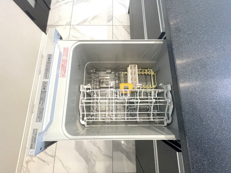 【キッチン：食洗機】三菱ビルトイン食器洗い乾燥機が設置されています。軽い力で引き出せる取っ手で、特定の食器の位置を色分けし、どこになにを入れるかわかりやすくなっています。低騒音設計ながら、ターボ噴射で頑固な汚れも落ち、除菌洗浄・乾燥ができいつも清潔に保てます。振動や運転音を抑える静かさも追及した食洗機です。