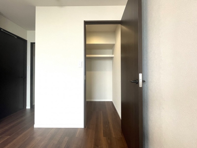 【洋室】お部屋の出入口近くに、ウォークインクローゼットを備えています。