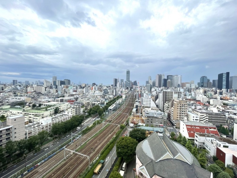 【住戸からの眺望】眼下にはJR線が通り、北側には池袋方面、南側には新宿副都心方面が一望できます。抜け感もあり、広い空を望める爽快な眺望です。