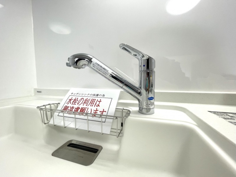【キッチン】タカギ製の蛇口一体型浄水器を採用しています。クリック感あるレバーハンドルで、3段階、お湯・湯水混合切り替えやプッシュボタンを押すだけで、原水・浄水の切り替え、レバーをスライドさせるとそれぞれストレート・シャワーの2つの水形の切り替えができます。デザインだけでなく洗い物もしやすく、蛇口部分がホースのように伸ばせるのでシンクも洗いやすい構造です。