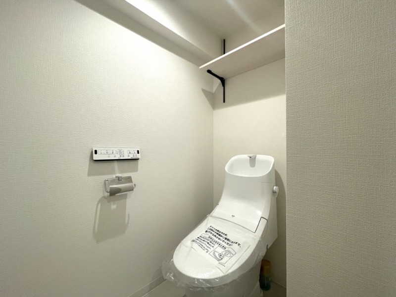 すっきりとしたデザインで清潔感があり、落ち着ける空間です。トイレもうれしいウォシュレット機能付きです。吊戸棚も設置されており、トイレットペーパーなどが収納できます。