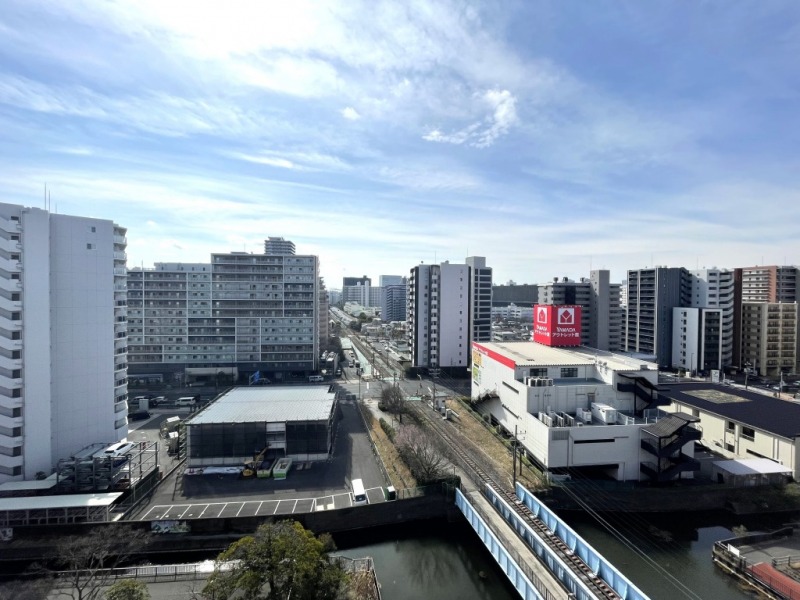 【バルコニーからの眺望】眼下は川が流れ、近接する建物はなく、奥の建物までは距離があり、空も広く、開放感を感じられる眺望です。