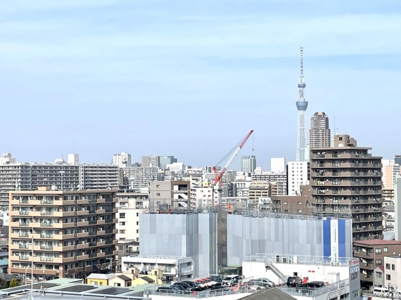 【洋室側からの眺望】遠くの街や北方面にはスカイツリーまでも望めます。