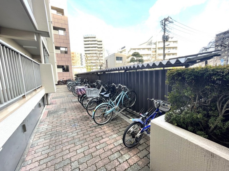 敷地内にあるラック式駐輪場です。