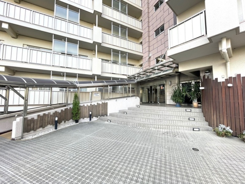 マンション全体敷地が広くゆとりのあるエントランスです。スロープもあり、ベビーカーや車いすの通行も安心です。
