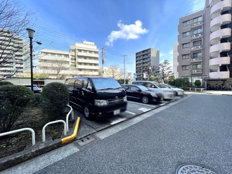 乗り降りや入出庫しやすい敷地内の平置き駐車場です。