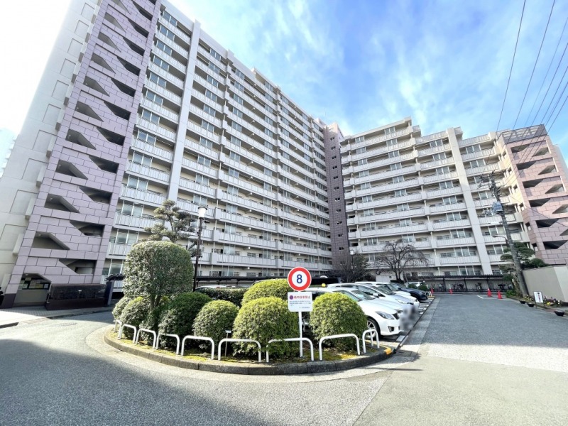 【外観】仙台堀川公園が目の前の緑豊かな敷地に立地する、ホワイトベースにピンクベージュのブロックデザインの階段が印象的な外観です。1981年4月築、竹中工務店施工、東京住宅配給公社旧分譲の地上14階建、総戸数165戸のビッグコミュニティです。