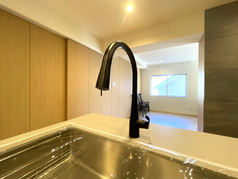 【キッチン:水栓】KOHLER(コーラー)のブラックが採用されています。人気のスワンネック水栓で、機能性も高く、手を触れずに水の吐水と止水が手軽にできます。スプレーはワンタッチでストリームとパワフルなお掃除スプレーに切り替えができます。シンク掃除の際に便利な引き出し可能なスプレーヘッドはマグネットドッキングでスムーズに収めることができます。