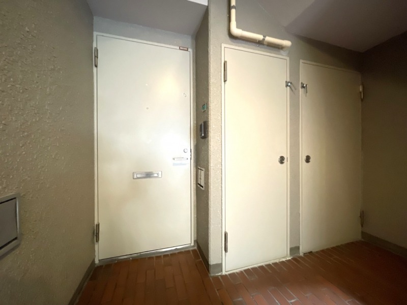 【共用部側玄関】玄関前にはアルコーブがあり、玄関ドアまでのワンクッションを置くことで、外部からの視線を遮ることができ、防犯性を高めプライバシーを守ります。