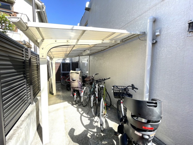 【駐輪場】敷地内にある屋根付き駐輪場は、天候による汚れや日焼けによる劣化などから自転車を守ります。
