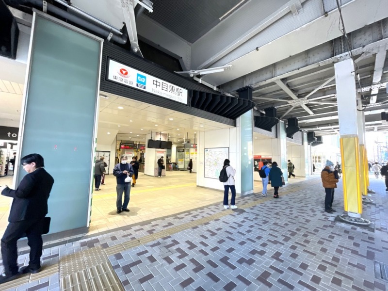 【中目黒駅:徒歩6分】ターミナル駅の「渋谷」駅へは乗り換えなしの約5分で、「池袋」駅へも約23分、乗り換えはありますが「新宿」駅へは約13分、「品川」駅へは約17分、「東京」駅へは、約23分で移動でき、都心へのアクセスが優れています。また「中目黒」駅は、日比谷線の始発駅でもあり、座って通勤も可能です。「中目黒」駅前には、桜で有名な目黒川が流れていて春は賑わいます。駅前の商業施設「ナカメアルカス」には、クリニック、サービス機関が充実していて、「中目黒ゲートタウン」内には、スーパーの「Precce」や飲食店があり、「NAKAME GALLERY STREET」には、クリエイティブなオフィスが集まり、個性的でこだわりのある店舗や飲食店が建ち並び、散策やグルメが愉しめます。また目黒川沿いの「中目黒商店街」、目黒区役所方面の「目黒銀座商店街」などもあり、どちらも飲食店が多いですが、アパレル、インテリア、美容院、銀行、コンビニ、カルチャー、クリニックなど多種多様なお店が揃っています。駅前にはスーパーの「ライフ」、遅くまで営業している「東急ストア」もあるので、日常のお買い物も便利です。