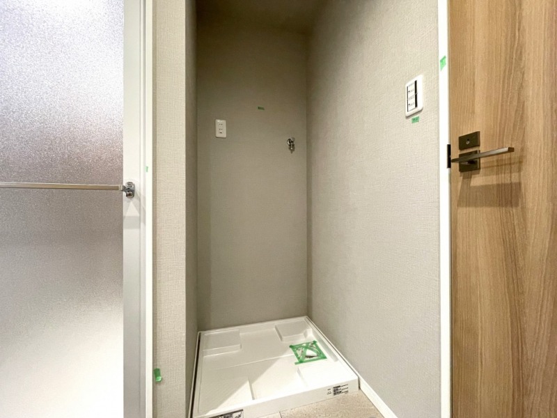 【洗面室：洗濯置場】洗面室には洗濯機置き場があり、防水パンと洗濯機専用水栓・コンセント差し込み口が設置されています。