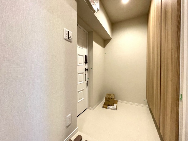 【玄関】住戸の顔となる玄関は広めにとられ、玄関はすっきりとした落ち着きのある雰囲気の内装です。高さのあるシューズクローゼットが設置されており、たっぷりのシューズが収納できます。