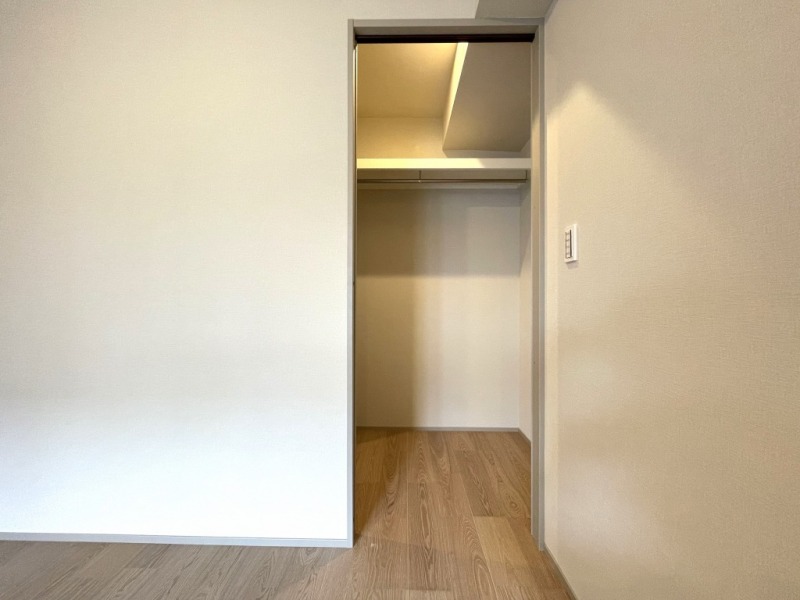 【洋室：6.8帖】お部屋の角に、大容量のウォークインクローゼットの出入口があります。