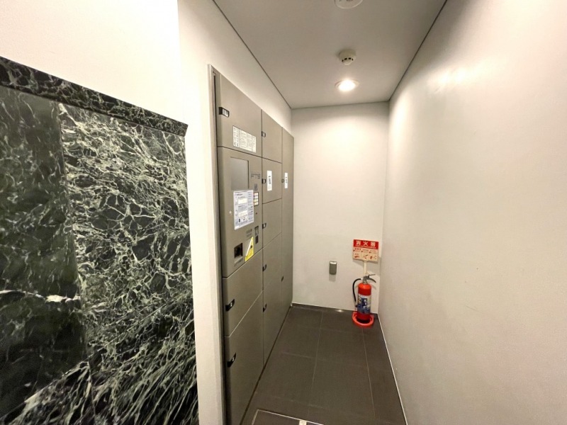 【宅配ボックス】宅配ボックスもあり、不在時でも配達時間を気にすることなく、対面もせず24時間いつでも荷物が受け取れます。