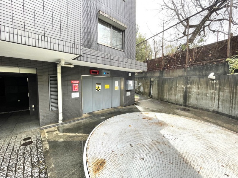 【駐車場】敷地内のターンテーブルで向きを変え、入出庫するセキュリティー面にも配慮された機械式駐車場です。天候による汚れや日焼けなどからも大切なお車を守ります。
