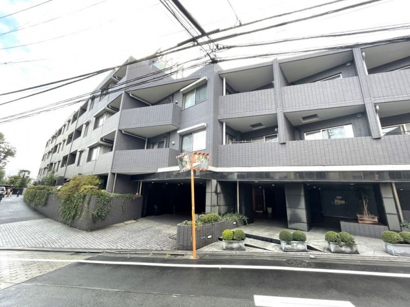 【外観】閑静な住宅街に位置するシックなグレーのタイル張りで重厚感のある外観です。2003年2月築、竹中工務店施工、地上4課建、総戸数69戸の低層レジデンスです。区立幼・小・中学校が全て徒歩5分以内、大型公園も近く、緑も豊かな住環境で、学齢期のお子様がいらっしゃるファミリーにもおすすめです。