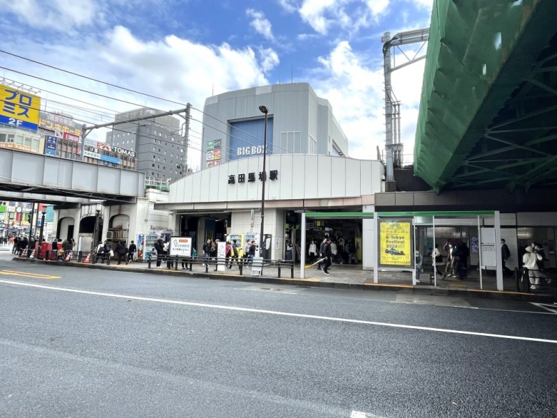 【高田馬場駅：徒歩11分】JR山手線が利用できる為、ターミナル駅の「池袋」駅へは約4分、「新宿」駅へは約5分、「渋谷」駅へは約7分と、主要の駅は乗り換えなしで移動できアクセス抜群です。「高田馬場」駅周辺は、「早稲田大学」や「学習院大学」を筆頭に大学や専門学校などが多く、賑やかな学生の街となっています。駅前に古くからあるアミューズメント施設が豊富な「BIGBOX」は、「高田馬場」のランドマーク的な存在です。また、さかえ通り商店街・高田馬場銀座商店街・高田馬場西商店街と、商店や多国籍な飲食店が多く、学生街だけにリーズナブルな大盛メニューや居酒屋も豊富で、食も愉しめる街です。「ピーコック」、「まいばすけっと」、24時間営業の「ドン・キホーテ」など遅くまで営業しているスーパーもあり、お買い物にも困りません。