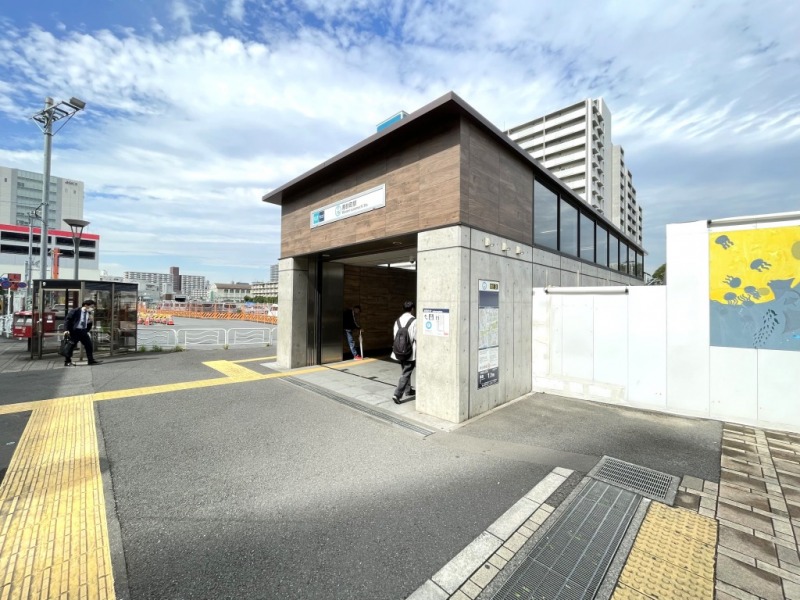 【南砂町駅:徒歩13分】ターミナル駅の「東京」駅(大手町駅)は約11分、「品川」駅へは30分で移動ができ、都心アクセスは良好です。「東陽町」駅、「日本橋」駅へも乗り換えなしで移動でき、利便性抜群です。「南砂町」は再開発中の街で、駅周辺にはビルや大型商業施設が建ち並んでいます。ショッピングセンターの「SUNAMO」、スーパーや飲食店などが入る「イオンスタイル」やホームセンターの「コーナン」、家電量販店「ヤマダデンキ」、インテリア店の「ニトリ」などがあり、お買い物やお食事が便利な立地となっています。また駅前には「南砂三丁目公園」やちょっと足を延ばせば荒川沿いに「荒川砂町水辺公園」などがあり、自然環境や保育園、小学校、中学校などの教育環境も整っています。お車を利用すると「お台場」や「葛西臨海公園」、「東京ディズニーリゾート」までも20分程度で行け、お出掛けにも利便性の高い立地です。