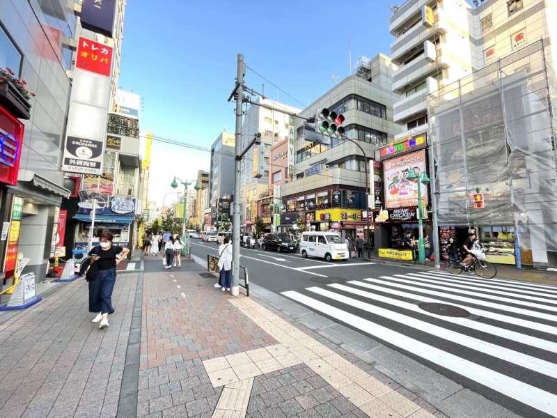 【大久保通り：徒歩7分】コリアンタウンが広がり、韓国系の料理やコスメのお店も並び、観光スポットにもなっています。