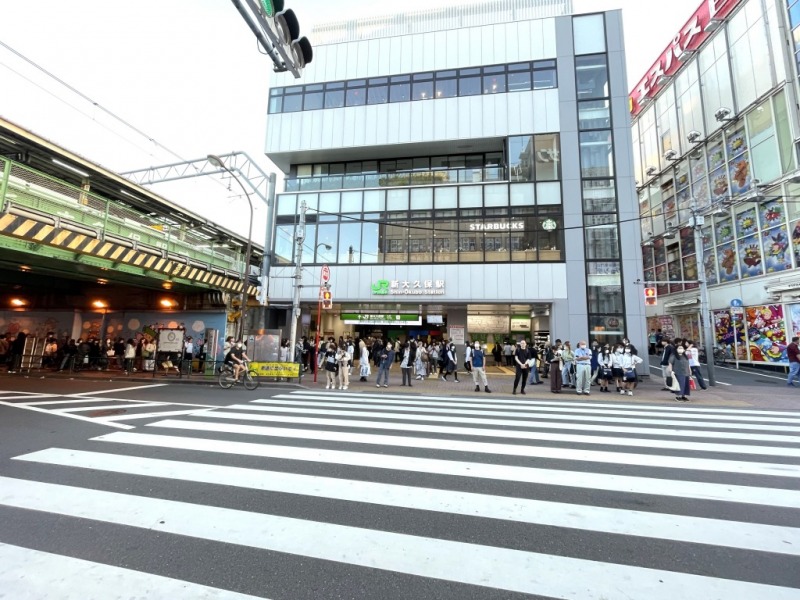 【新大久保駅：徒歩6分】「新大久保」駅を利用すると、「新宿」駅へは約2分、「池袋」駅へは約4分、「渋谷」駅へは約7分、「東京」駅へも約18分で移動でき、都心アクセスは抜群です。「新大久保」駅は、国際色豊かでその中でもアジア系の居住者が多く独特な雰囲気のある街です。駅周辺にはスーパーマーケットやドラッグストア、クリニックなどもあり、日常生活の利便性も高く、グルメも愉しめる街です。