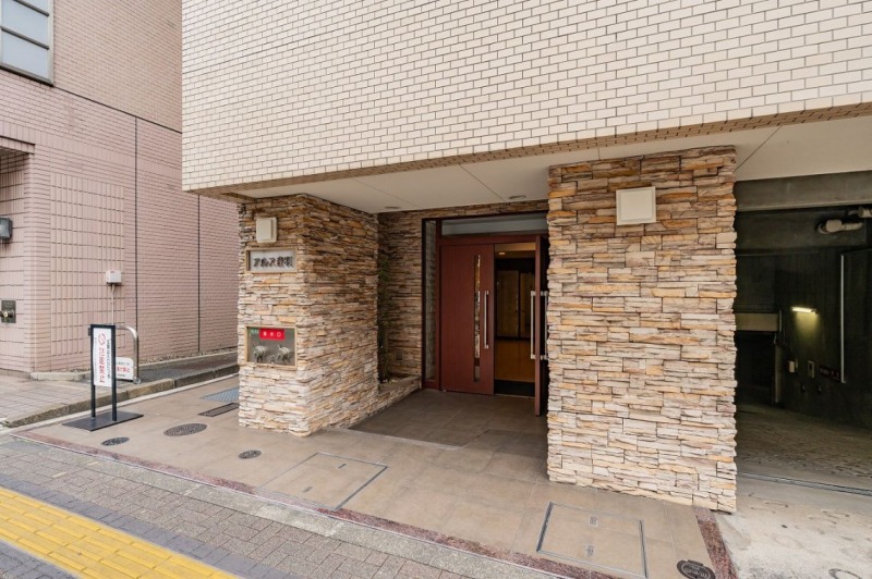 【エントランス】「護国寺」駅より5番出口を出で左にまっすぐ歩いて4分の駅近に立地します。通りより少し奥まった位置にエントランスがあります。