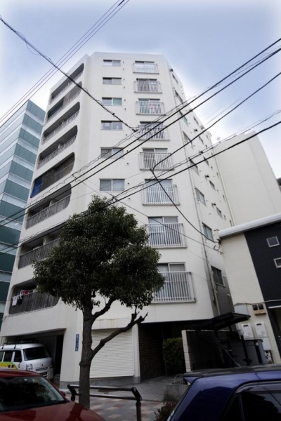 丸みのあるバルコニーが特徴的な外観です。1974年5月築、長谷川工務店(現長谷工コーポレーション)施工の地上9階建て、総戸数46戸のヴィンテージマンションです。2駅徒歩5分以内の駅近で、スーパーが至近にあり、利便性の高い立地です。
