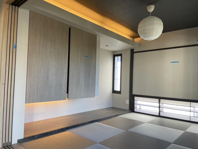 【和室:約5.8畳】
二面採光で明るく風通しが良く、居心地の良い和室です。床の間や押し入れもあり、窓は障子で、琉球畳や間接照明が和モダンな雰囲気を醸し出しています。茶室として利用したり、冬は炬燵などを置いて、家族で寛ぐのもいいですね。