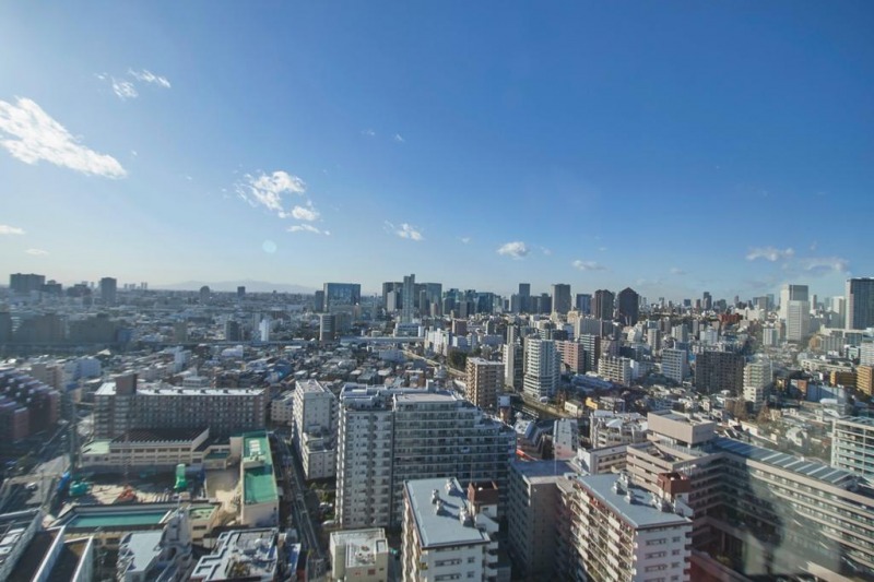 25階からは、都心を一望でき、遠くの山々も望める爽快な眺望です。広い空も仰げ、煌びやかな夜景も望めます。