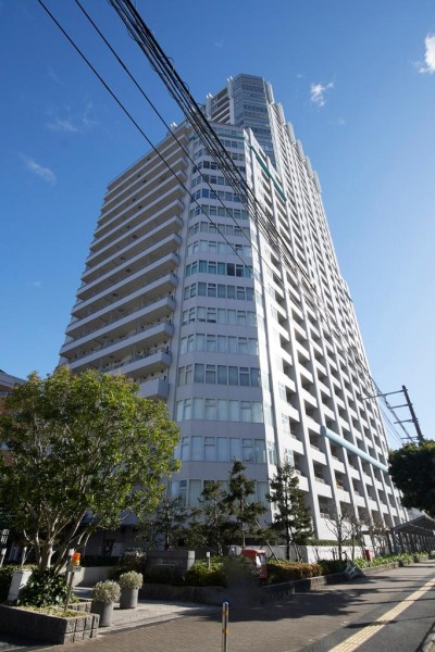 敷地も広くリゾートホテルのような造りの外観です。2005年2月竣工、五洋建設施工、伊藤忠旧分譲の共用施設もホテルライクな地上31階建て、総戸数501戸のタワーレジデンスです。物件横には、バス停もあり、「品川」駅や「大井町」駅にも出やすくなっています。