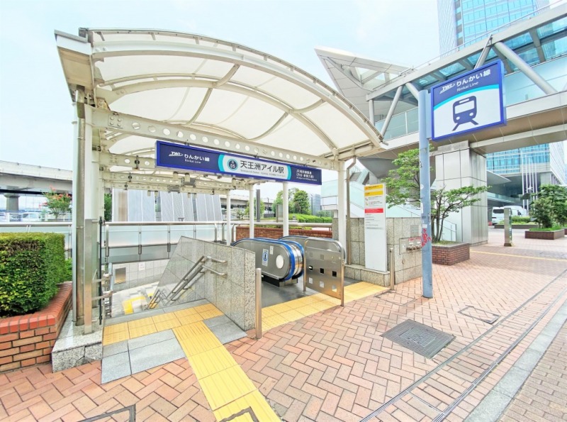 【天王洲アイル駅:徒歩7分】「天王洲アイル」駅を利用すると、ターミナル駅の「品川」駅へは約13分、「渋谷」駅へは約15分、「新宿」駅へは約20分で、全て乗り換えなしで移動でき、都心アクセスは優秀です。また平日も休日も「品川」駅まで居住者専用シャトルバスを運行しています。天王洲アイル駅周辺は大規模な都市開発が行われ、マンションやオフィスビルが立ち並ぶ整備された街並みで、運河や公園が多く開放感が感じられるエリアです。周辺にはスーパーや飲食店なども豊富で、治安も良くお子様のいる家庭やご夫婦二人でも充実した生活を送ることのできる環境です。自転車を利用して品川駅を生活圏とすることもでき、ショッピングやお食事も充実しています。
