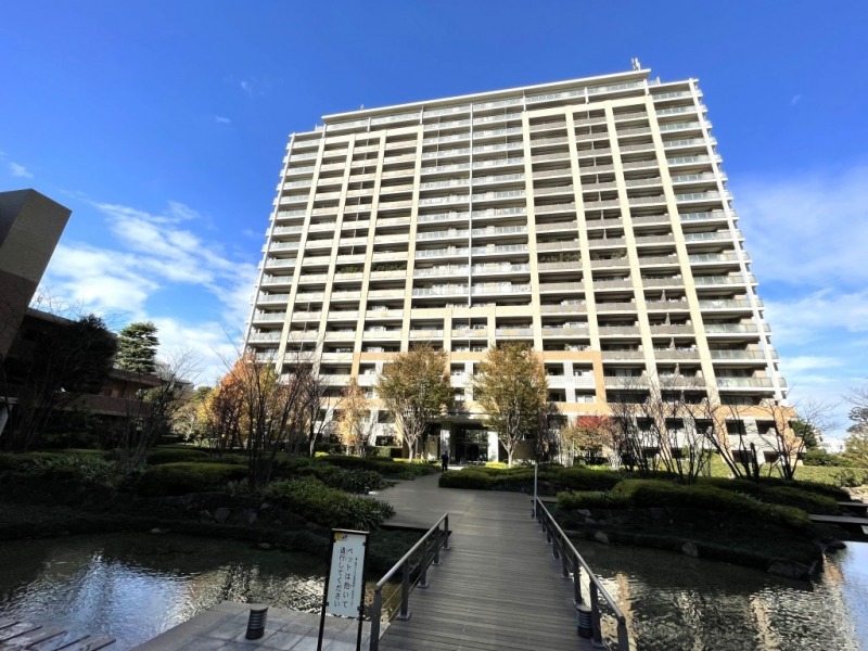 【外観】大型複合公園の「駒沢公園」に隣接する、広大な緑と水辺のランドスケープで、四季折々の自然と感じられる落ち着いた住環境に位置した、外装はホワイトを基調とし、暖色系のラインが入った外観です。2004年6月築、地上19階建、鹿島建設施工、長谷工コーポレーション旧分譲の総戸数774戸、免震構造の大規模マンションです。