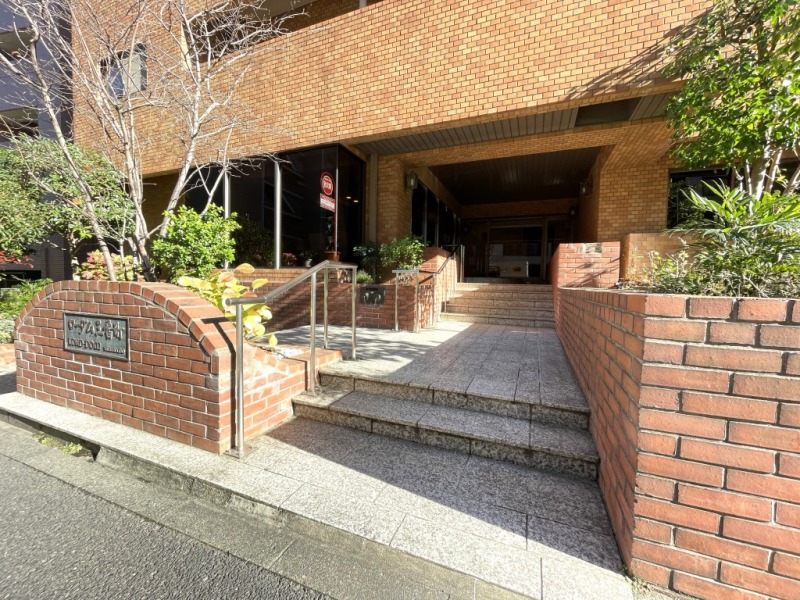【エントランス】手入れがなされた植栽を両脇に、クラシカルなレンガ貼りのエントランスとなっています。エントランスにはオートロックを備え、セキュリティー面に配慮されており、不審者や不要なセールスを防ぎます。