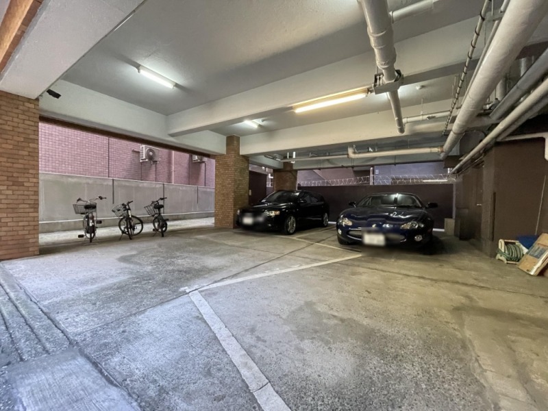【駐車場】屋内の平置き駐車場で入出庫しやすく、雨天時も濡れずに乗り降りでき、天候による汚れや日焼けなどからも大切なお車を守ります。