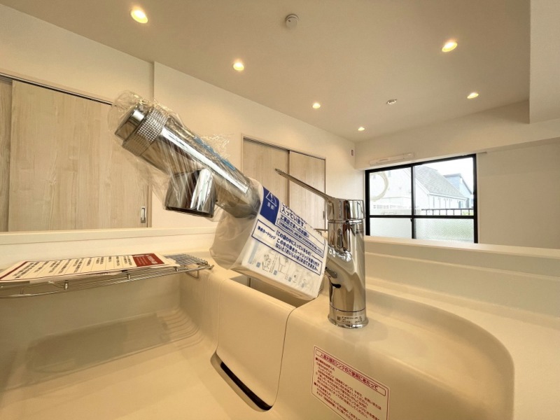 【キッチン:水栓】INAX製のオールインワン浄水栓が採用されています。浄水器内蔵タイプなので、シンク周りもすっきりしています。ダイヤル切替でシャワーと整流、プッシュ切替で浄水と原水の4種類の吐水ができます。簡単操作で浄水シャワーでの野菜洗いも楽々です。
