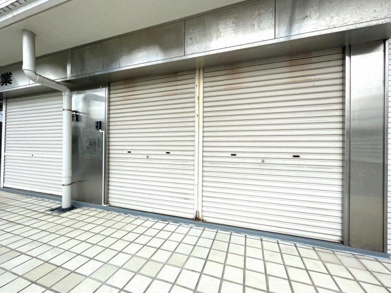 【共用部玄関】シャッターを開けると、玄関が現れます。向かって右側は開けると約9.7帖の窓があり、採光が入ります。