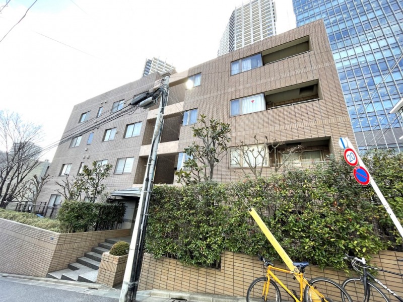 【外観】目黒駅より徒歩3分という好立地に位置する、重厚で高級感のあるブラウンのタイル張りの外観です。1998年2月築、日本国土開発施工、興和不動産旧分譲の地上6階建て、総戸数17戸のハイクラスレジデンスです。
