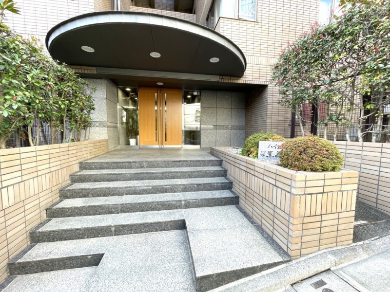 【エントランス】半円型のキャノピーが印象的なエントランスです。エントランスにはオートロックを備え、セキュリティー面に配慮されており、不審者や不要なセールスを防ぎます。