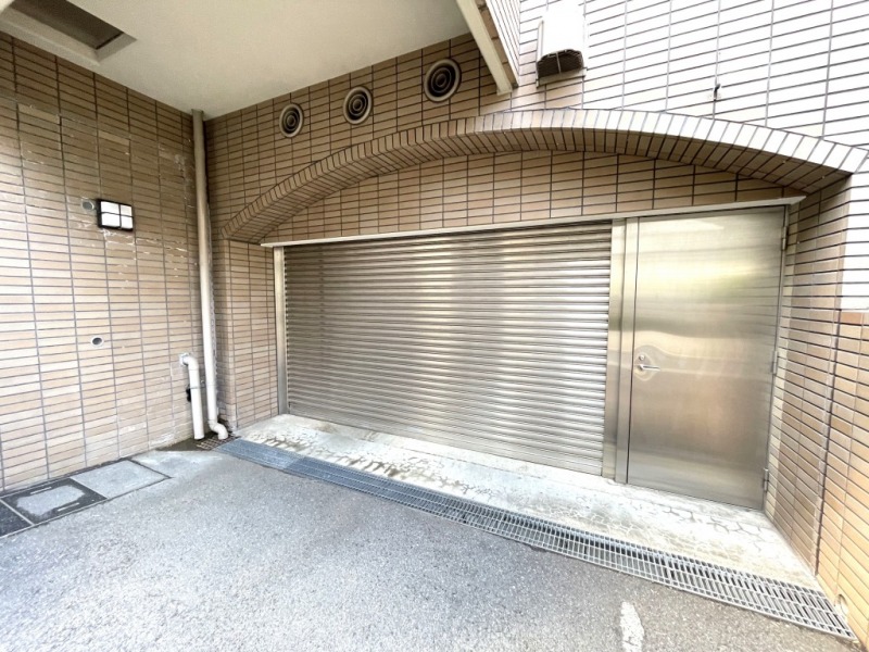 【駐車場】敷地内にあるシャッター付きの防犯性が高い駐車場です。