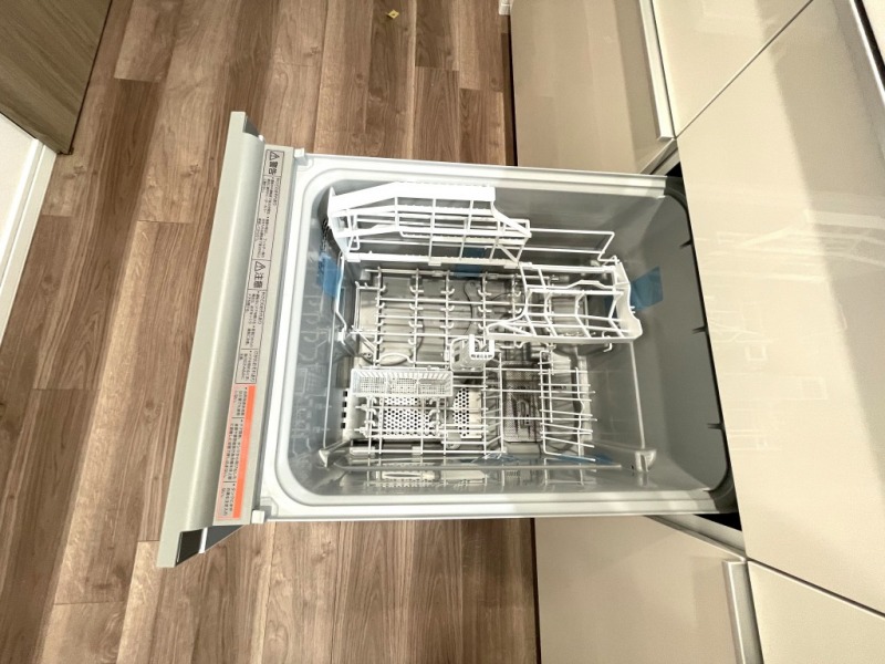 【キッチン:食洗機】パナソニック製ビルトイン食器洗い乾燥機を備えています。洗うと同時にしっかり除菌が可能なストリーム除菌洗浄機能、3Dプラットアームノズルも搭載され、しっかり洗浄、除菌ができます。またAIエコナビも搭載されていて、節水と省エネを自動最適化します。食器の汚れの量をセンサーで検知し、室温に合わせ乾燥時間やすすぎの回数、加熱量を抑えて運転し、人の体温とほぼ同じ約35℃の低温排気を実現しています。