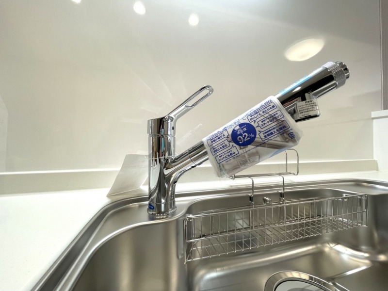 【キッチン:水栓】LIXIL製のオールインワン浄水栓が採用されています。浄水器内蔵タイプなので、シンク周りもすっきりしています。ダイヤル切替でシャワーと整流、プッシュ切替で浄水と原水の4種類の吐水ができます。簡単操作で浄水シャワーでの野菜洗いも楽々です。